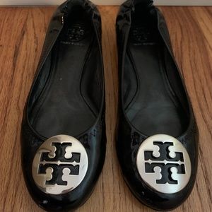 TORY BURCH Reva black leather Silver Emblem ballet flats size 7.5